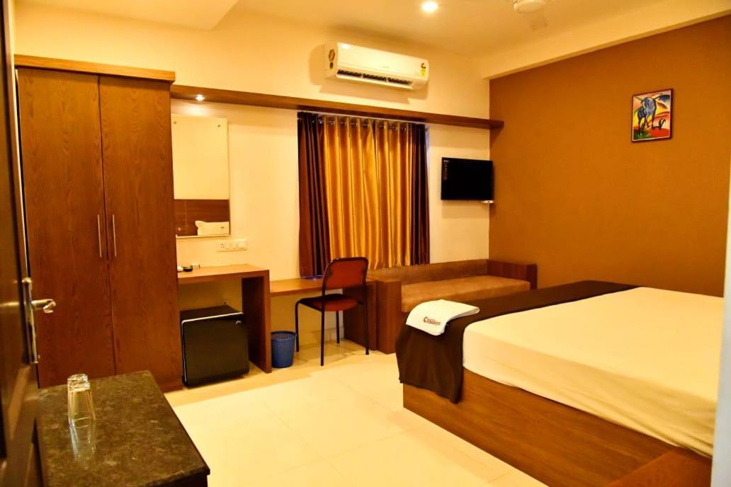 Hotel Chanakya Palakkad Buitenkant foto