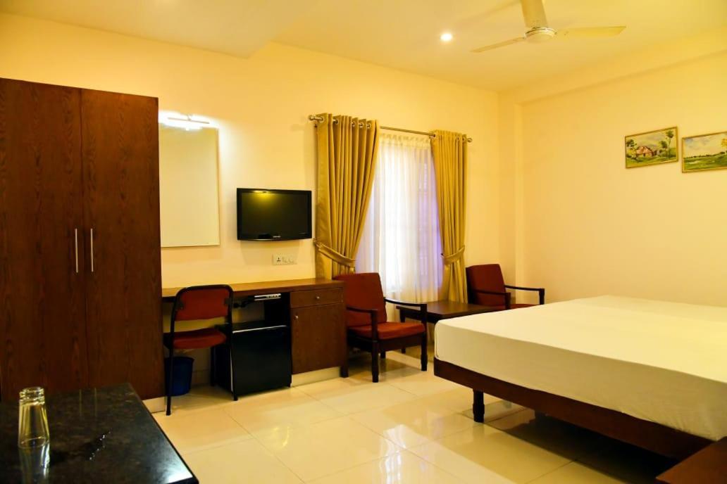 Hotel Chanakya Palakkad Buitenkant foto