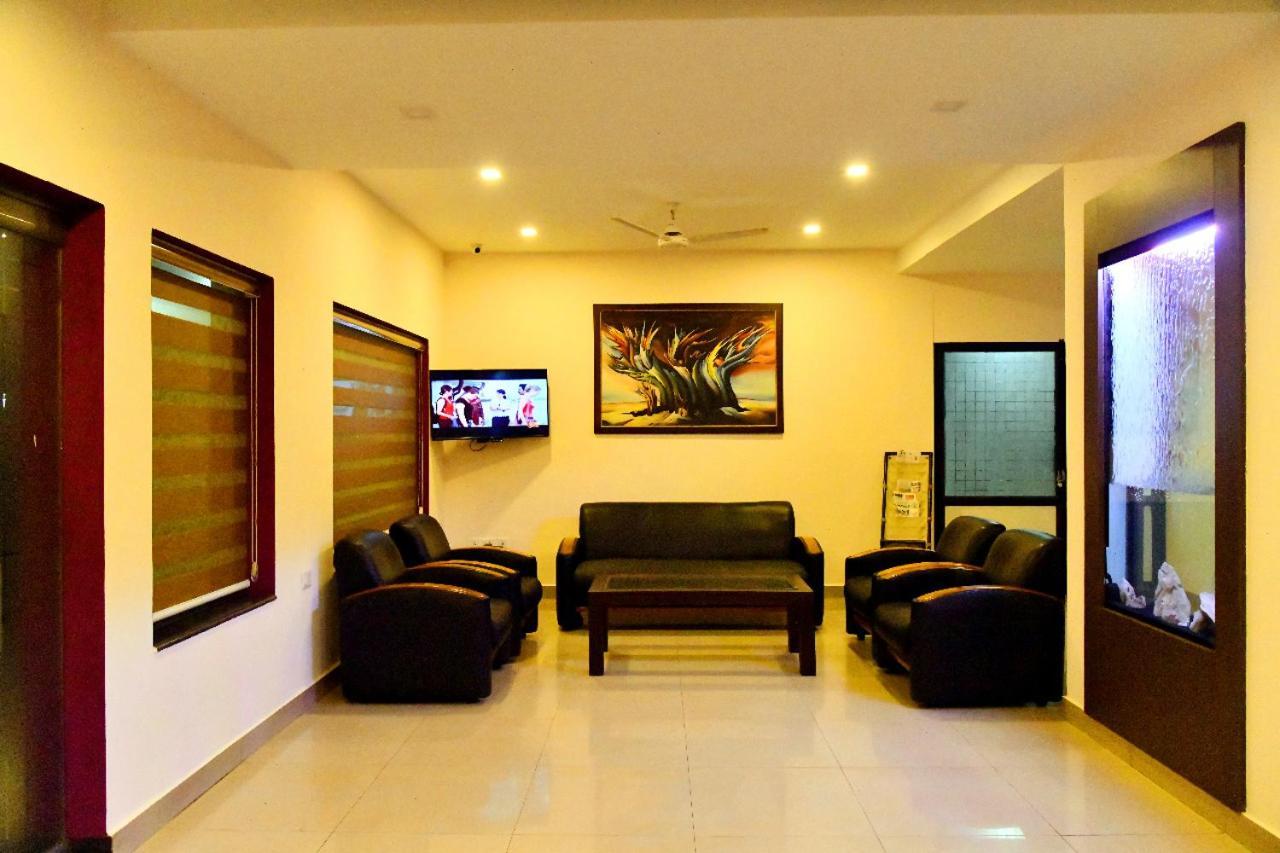 Hotel Chanakya Palakkad Buitenkant foto